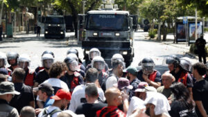 Полицијата и демонстрантите се судрија во Тирана