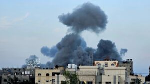 Три експлозии го потресоа островот Кешм во Иран, ракета погоди станбена зона