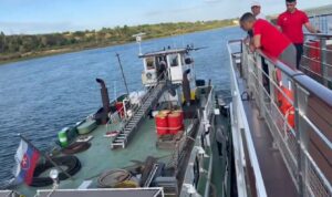 ВИДЕО: Брод со 238 луѓе се насука на Дунав поради многу ниско ниво на водата