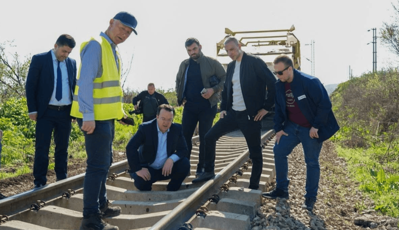 РЕАЛИЗАЦИЈАТА НА БРЗАТА ПРУГА ОД КОРИДОРОТ 10 се одвива според планот, студијата за влијанието врз животната средина пред граѓаните во август