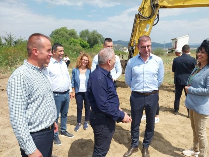 МИЦКОСКИ ВО ГЛУМОВО: Почнува реализацијата на проектот за регулација на коритото на Сува Река во општината Сарај