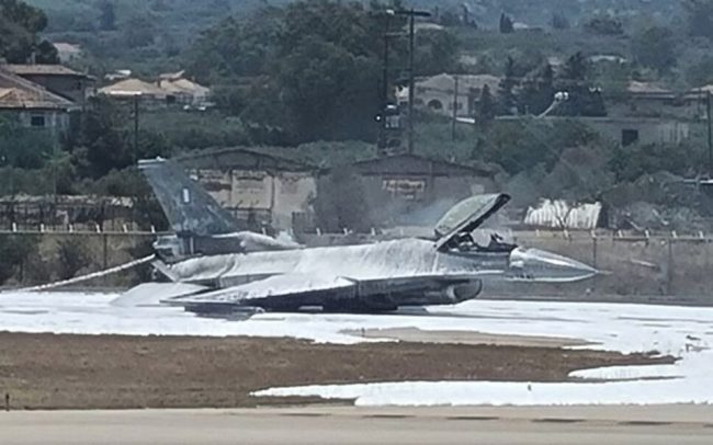 ГРЧКИ ВОЕН АВИОН СЕ ЗАПАЛИ ПО ЛОШО СЛЕТУВАЊЕ НА АЕРОДРОМОТ НА ЗАКИНТОС