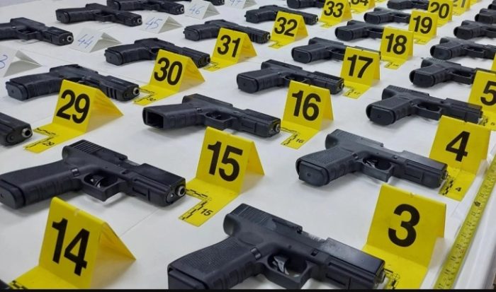 СПРЕЧЕН ШВЕРЦ ВО ГРЦИЈА: Уапсени двајца турски државјани поради обид да пренесат 50 пиштоли и 49 шаржери преку граница