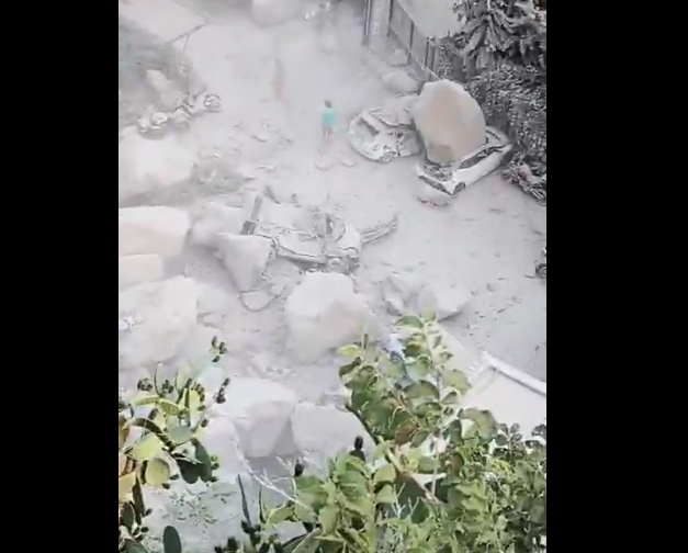 (ВИДЕО) ЗЕМЈОТРЕС ВО ИТАЛИЈА: Огромни карпи згмечија автомобили