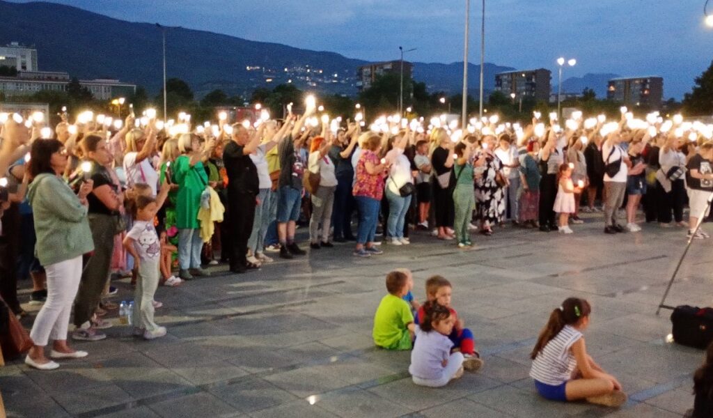 Скопјани послаа светлина на последната патека за Владо Јаневски (фото/видео)