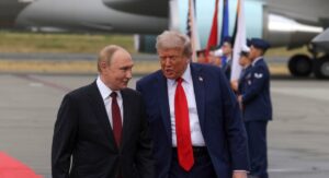 ВИДЕО: Трамп и Путин разговараа еден и пол час, Кремљ објави детали
