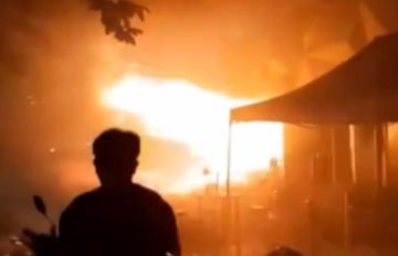 (ВИДЕО) Во голем пожар во паб во Бангкок загинаа најмалку 27 лица
