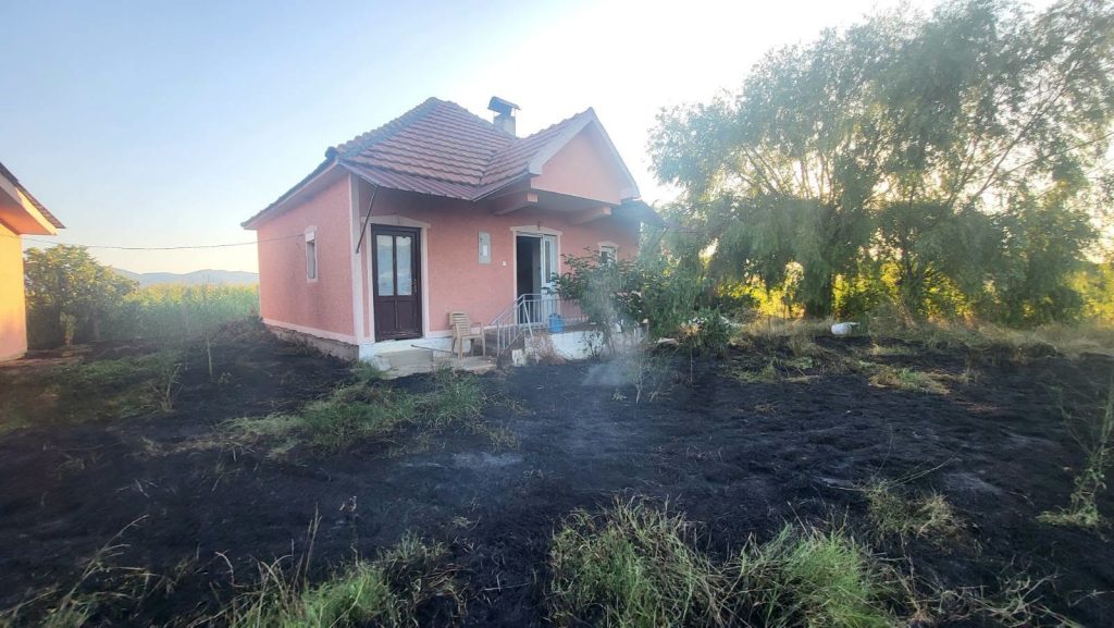 (ФОТО) Огнот стигна до дворовите, но успеавме да ги спасиме куќите – велат струмичките пожарникари