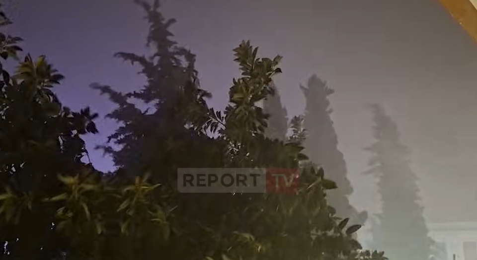 (ВИДЕО) НЕВРЕМЕ ВО АЛБАНИЈА: Загина еден електричар и еден рибар