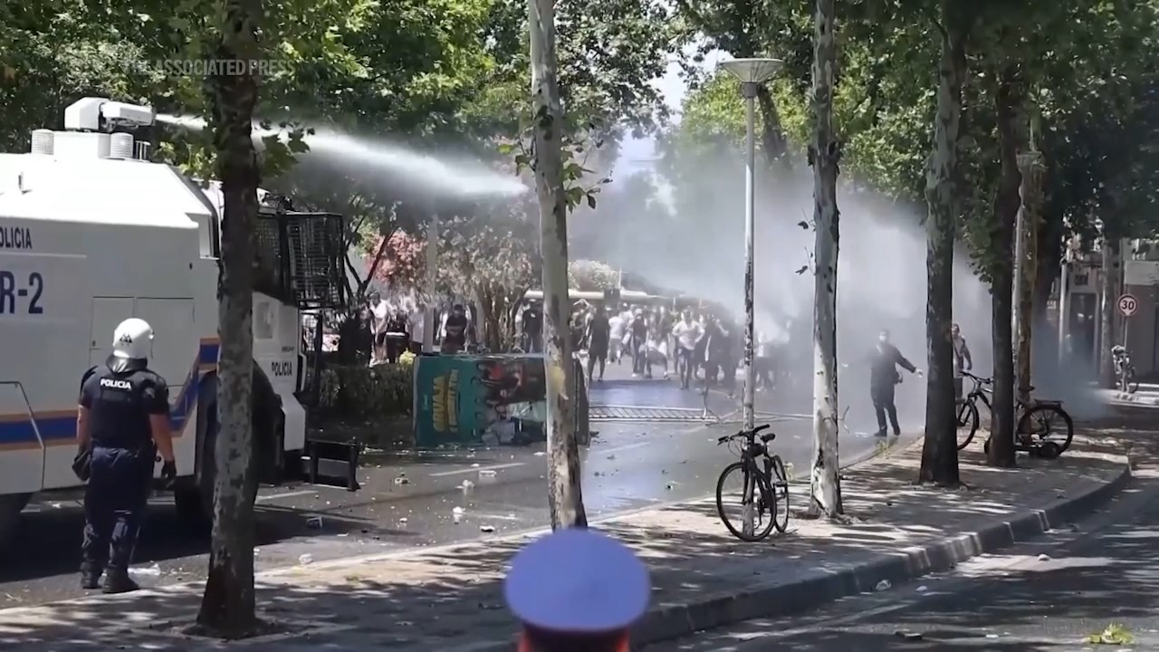 Не престануваат протестите во Албанија по продажбата на островот Сезен на ќерката на Трамп