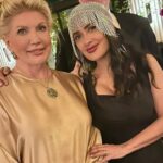 Сузана Манчиќ објави фотографија со Салма Хајек: „Во Париз сѐ е можно“