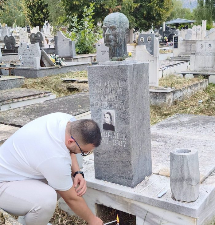 ЈАНЕ ЧЕНТО НА ГРОБОТ ОД МЕТОДИЈА ЧЕНТО: Вечна слава Претседателе, идеалите твои се заклетви мои, објави правнукот