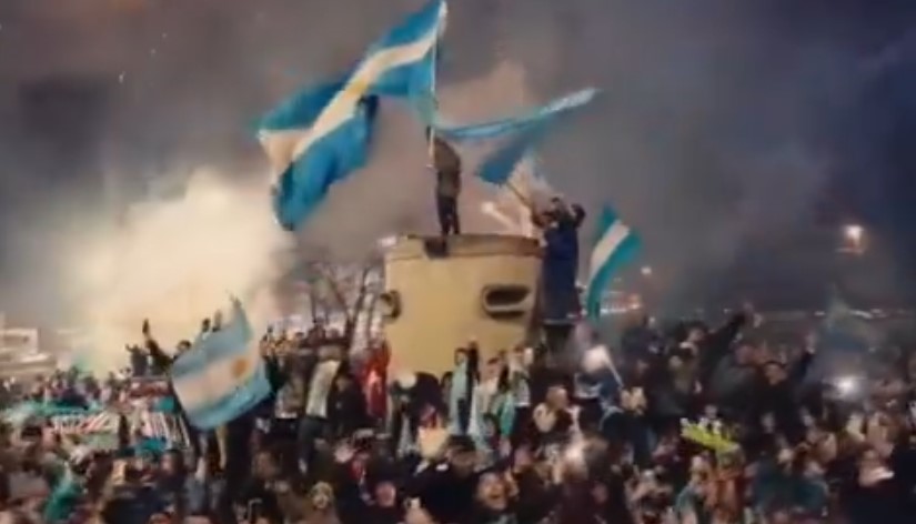 Aргентинците ги пречекаа своите миленици, но Меси не се појави (ВИДЕО)