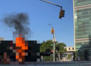 ВИДЕО: Маж се самозапали пред седиштето на ОН во Њујорк