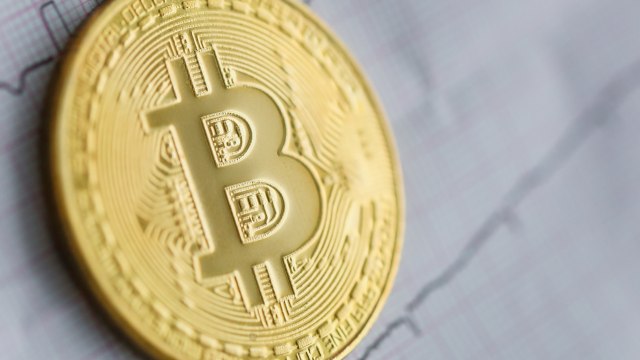Биткоинот останува над 62.000 долари и покрај геополитичките тензии