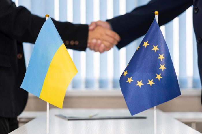 ЕУ ЈА ВООРУЖУВА УКРАИНА: Брисел ќе му додели на Киев 3,47 милијарди евра за борбени авиони, дронови, ракети и ПВО одбрана