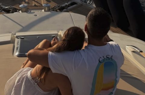 Интимни фотографии од јахта: Синот на Брена има нова атрактивна „риба“