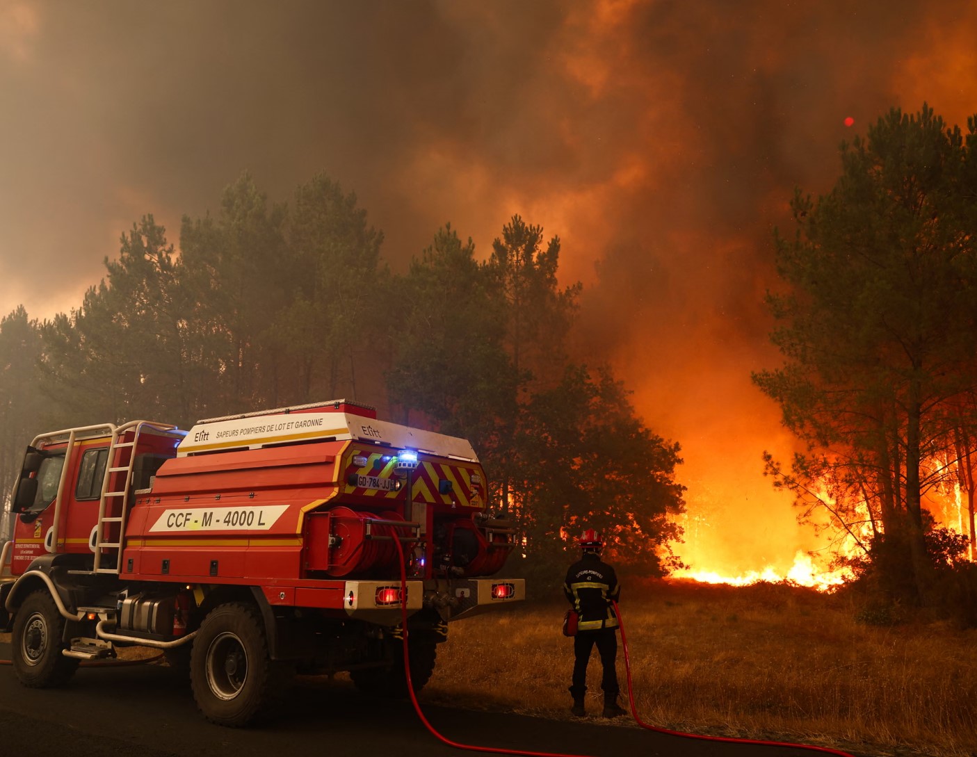 Огнената стихија се приближи на само 15 километри од Бордо. Макрон свика кризен состанок