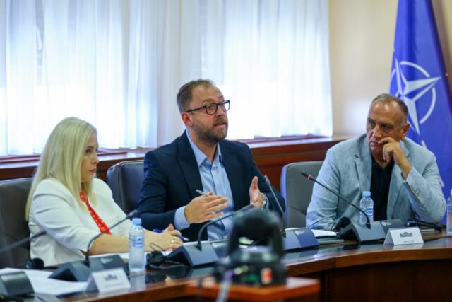 Љутков призна зошто доцнело отворањето на Инспекторатот за македонскиот јазик, Костадиновска Стојчевска му порача дека чита политички памфлети
