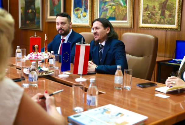 Новиот министер за култура дочекува гости со албанско знаме