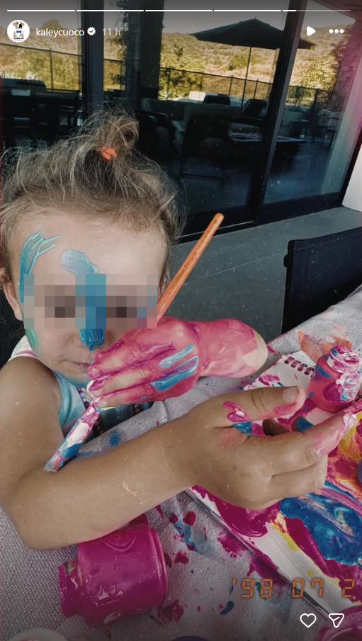 Ќерка (3) направи подарок-мар: Омилената на познатата актерка не сака да бои на хартија, но на ова