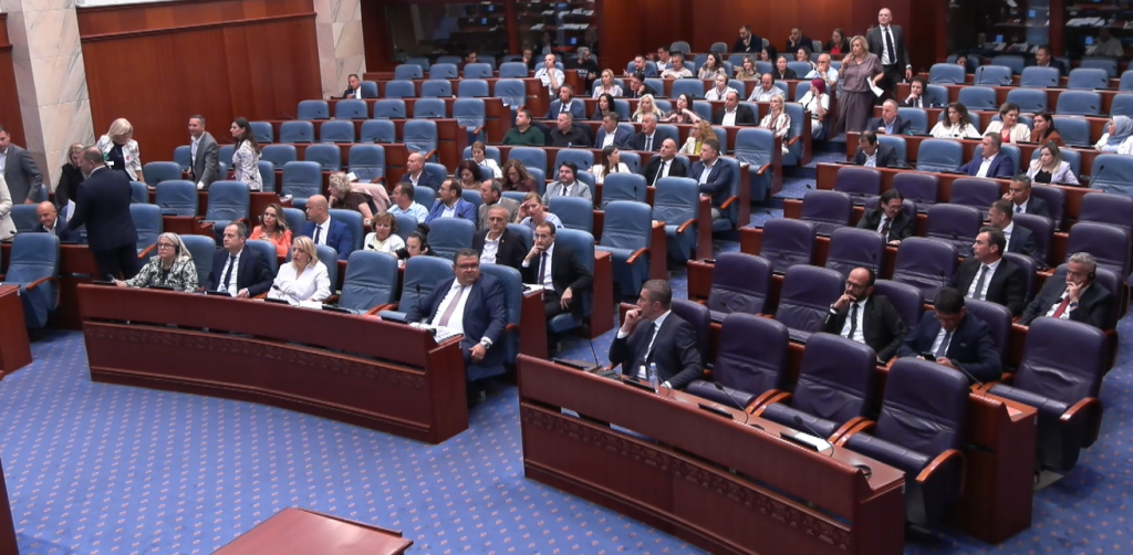 Пратениците на СДСМ, ДУИ и Алијанса за Албанците ја напуштија седницата откако не добија извинување од Стоилковиќ