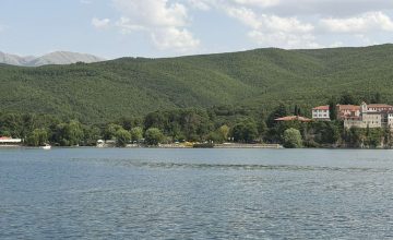 Безбедносните протоколи ја заглавија Охридската бродска флота полна со туристи пред Св. Наум