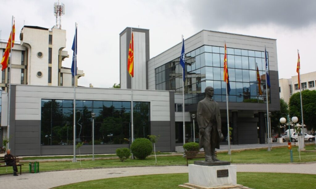 Уапсен државјанин на Словенија – го извадил општинското знаме на Прилеп и го запалил