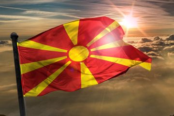 ИНЦИДЕНТ ВО ПРИЛЕП: Словенец од јарбол го симнал и запалил македонското знаме пред општина Прилеп