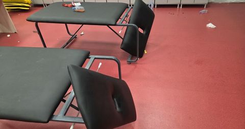 Рига ја претера: Искршена опрема во соблекувалната на Арената