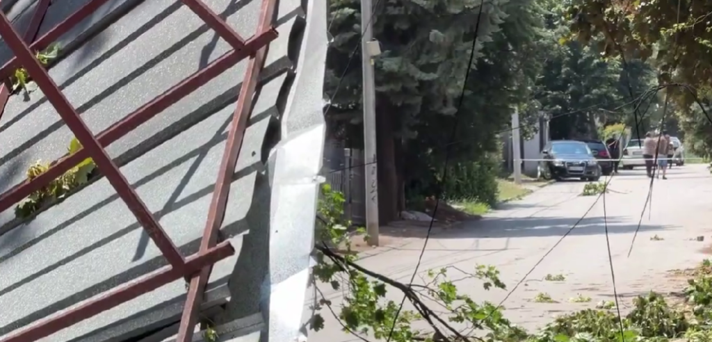 Штети во Куманово: Откорнати покриви, блокирани улици поради невремето