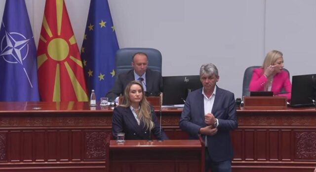 Даути и Села ја блокираа собраниската говорница, седницата е во прекин