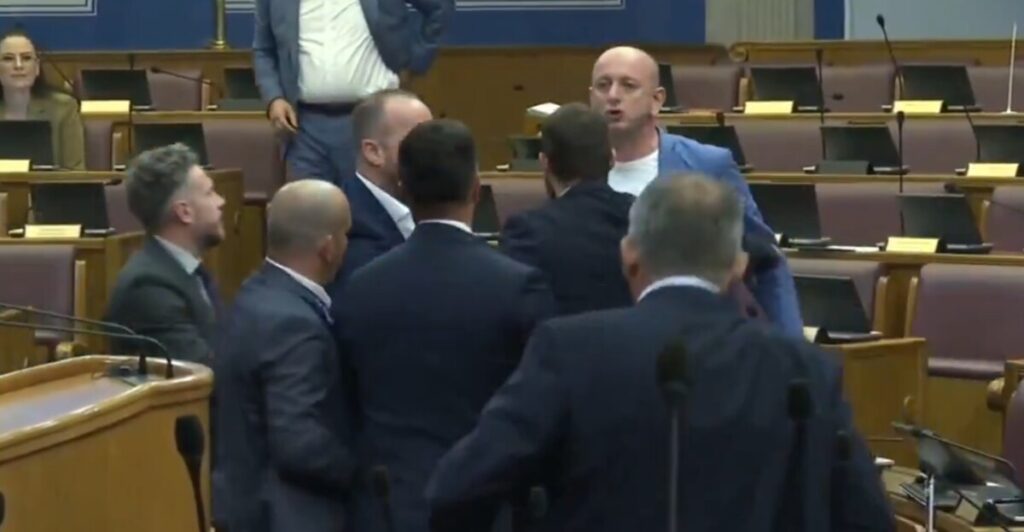 Тензии во црногорскиот парламент: Вербална пресметка меѓу Кнежевиќ и Шарановиќ, седницата прекината