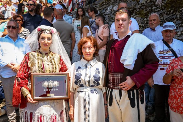 Сиљановска-Давкова им подари традиционална галичка пафта на младенците на „Галичка свадба“