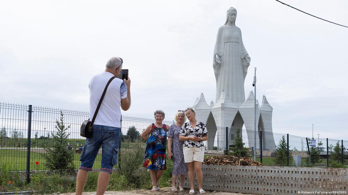 Може ли статуа на Богородица да ја спаси црквата во Полска