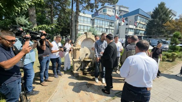 Неколку функционери се напија вода од чешма во Гостивар