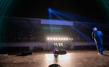 „Опстанок“ пред полни трибини на „Билјанини извори“: Блескава стендап вечер и 15 години кариера на Никола Тодороски