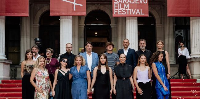  „17“ НА КОСАРА МИТИЌ ДОБИ СТОЕЧКИ ОВАЦИИ НА РЕГИОНАЛНАТА ПРЕМИЕРА ВО САРАЕВО