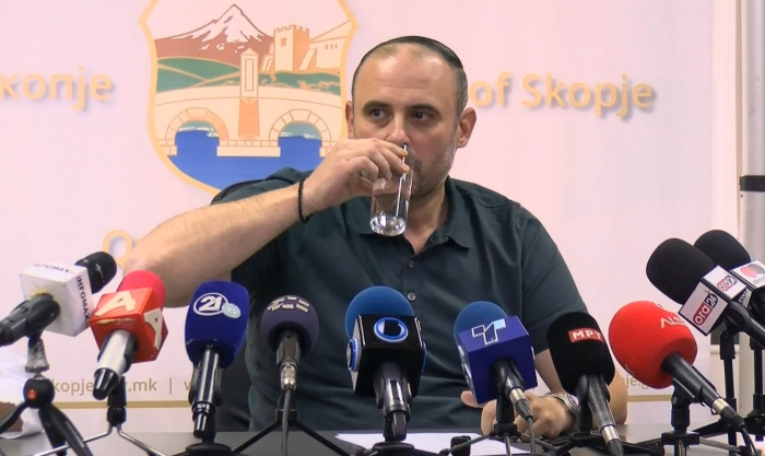 Орце Ѓорѓиевски се напи вода од чешма и порача: „Скопјани се безбедни“