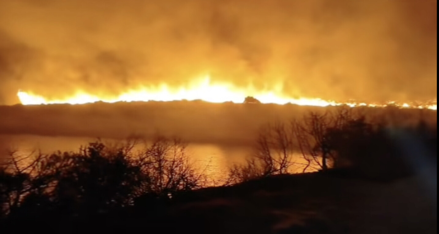 (Видео) Голем пожар беснее на Дуги Оток: 100 пожарникари се борат со огнот, пристигна воздушна поддршка