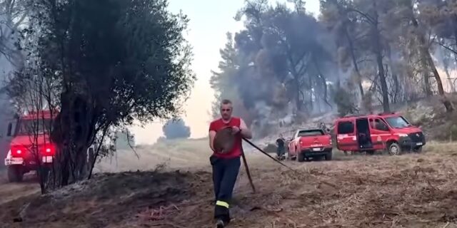Пожарот во Грција е ставен под контрола, повредени се тројца пожарникари