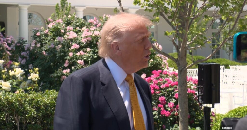 Трамп ги заострува имиграциските политики, се стреми кон автоматско државјанство