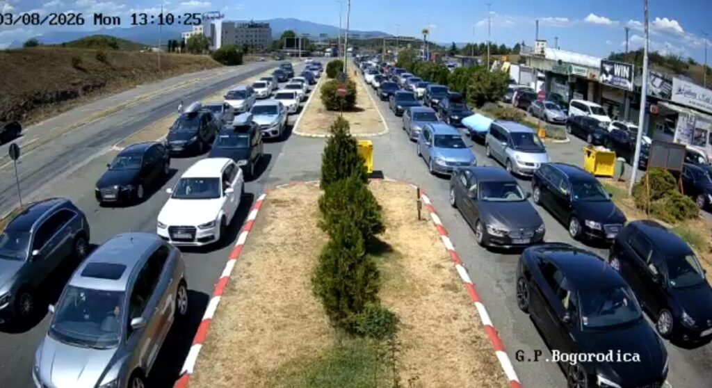 Над 17.000 патници ја напуштиле Македонија преку Гевгелија за едно деноноќие, километарски колони на „Богородица“ и „Дојран“