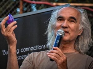 Денес роденден слави Деан Шкартов-Деко – дел од генерацијата што го создаваше македонскиот рок