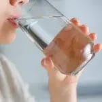 Газирана или обична вода? Лекар открива што најмногу го спасува телото на плус 40