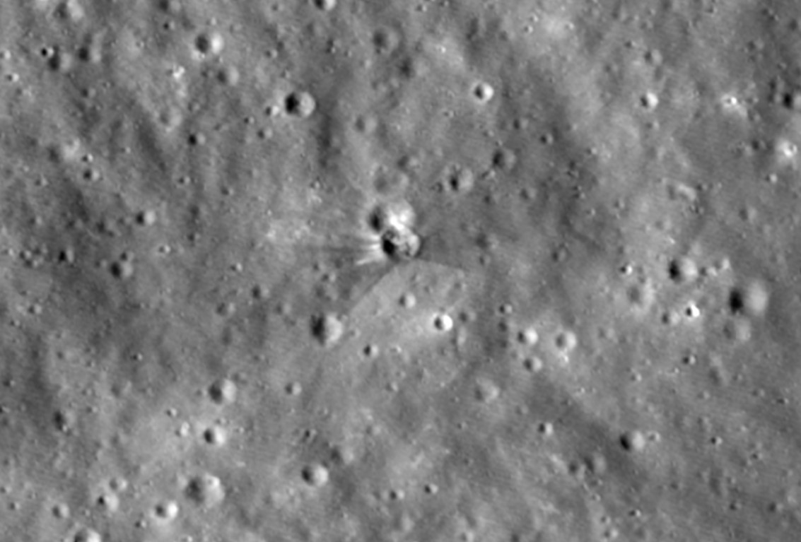 NASA објави снимки од нов кратер на Месечината настанат по падот на дел од ракетата Falcon 9