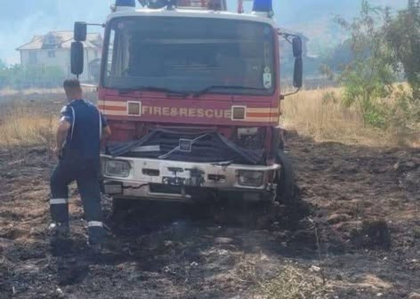 ИМА ПОВРЕДЕНИ ПОЖАРНИКАРИ: Изгоре противпожарен камион во Струга