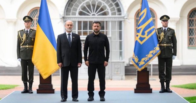 АМБАСАДОРОТ ДИМИТАР БЛАЖЕВСКИ МУ ГИ ПРЕДАДЕ АКРЕДИТИВНИТЕ ПИСМА НА УКРАИНСКИОТ ПРЕТСЕДАТЕЛ ЗЕЛЕНСКИ