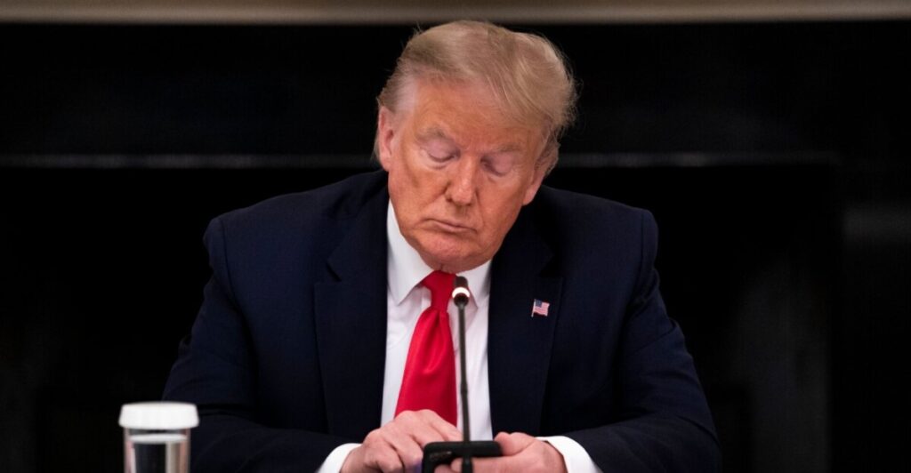 ВИДЕО Патнички авион го загрози Трамп полетувајќи истовремено со претседателскиот хеликоптер