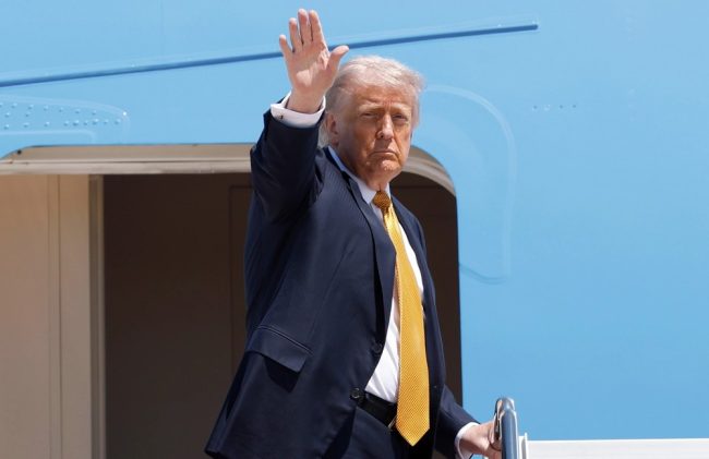 ТРАМП ПОТВРДИ ДЕКА ТАЈНО СМЕНИЛ АВИОНИ НА АЕРОДРОМОТ ВО АНКАРА ПОРАДИ МОЖЕН ИРАНСКИ НАПАД